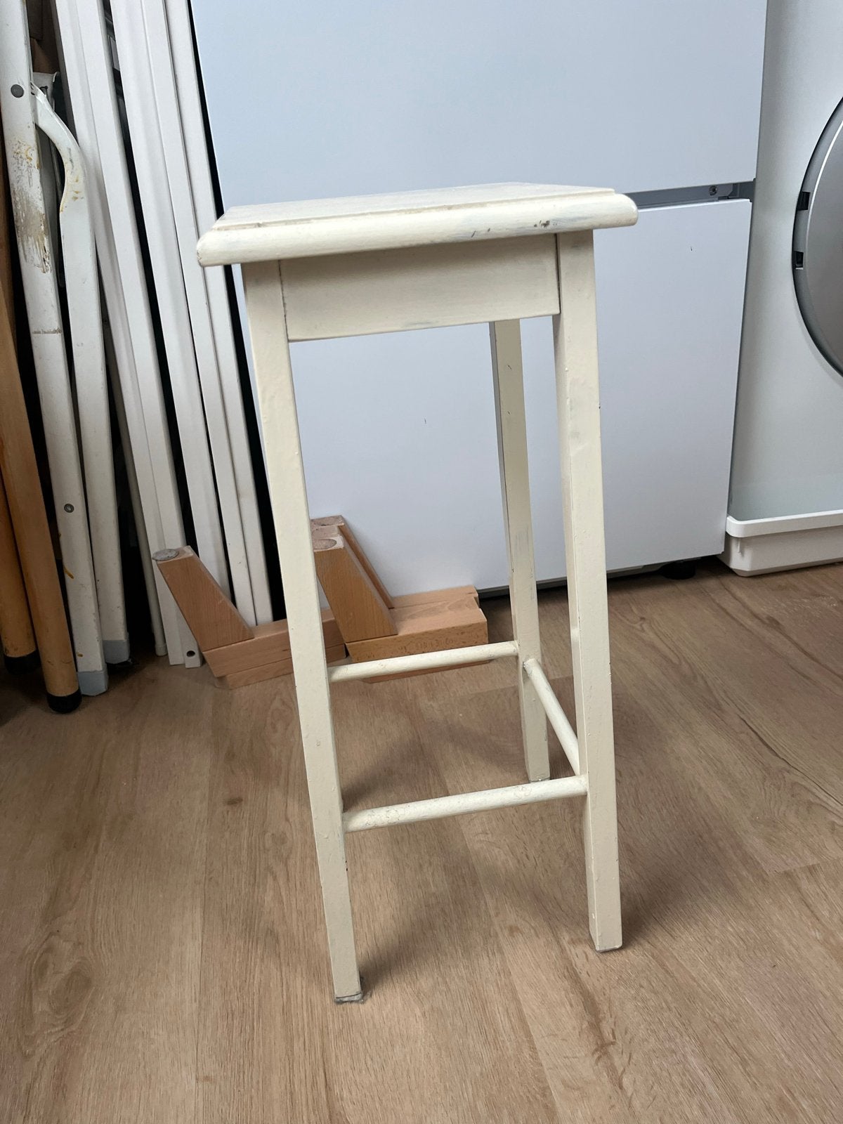 GRATIS Witte houten plantenstandaard / krukje, Ophalen, Gebruikt, Hout