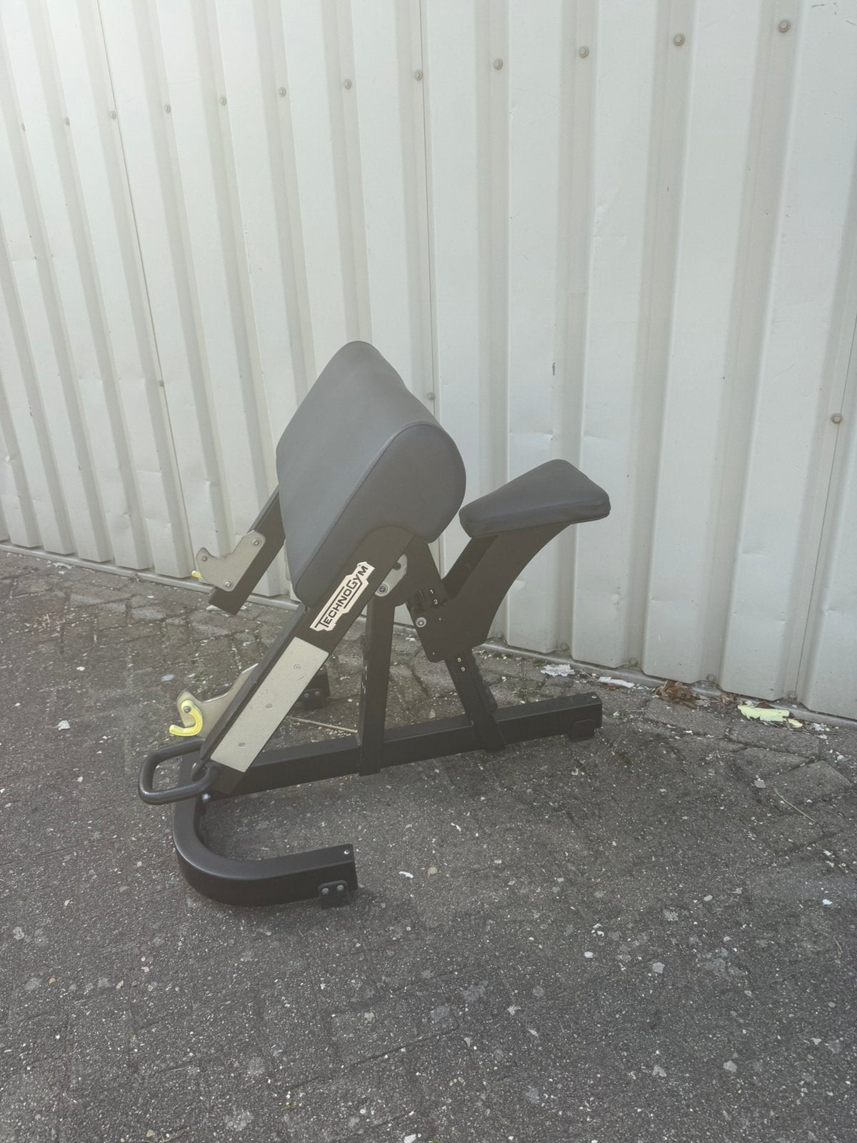 Technogym pure strength biceps curl bench, Sport en Fitness, Ophalen, Zo goed als nieuw, Fitnessbank