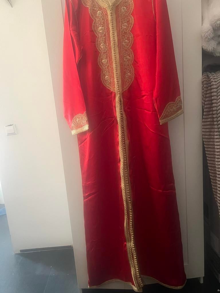 Rode jurk met gouden borduursels, Kleding | Dames, Gelegenheidskleding, Gedragen, Overige typen, Maat 38/40 (M), Rood, Ophalen of Verzenden
