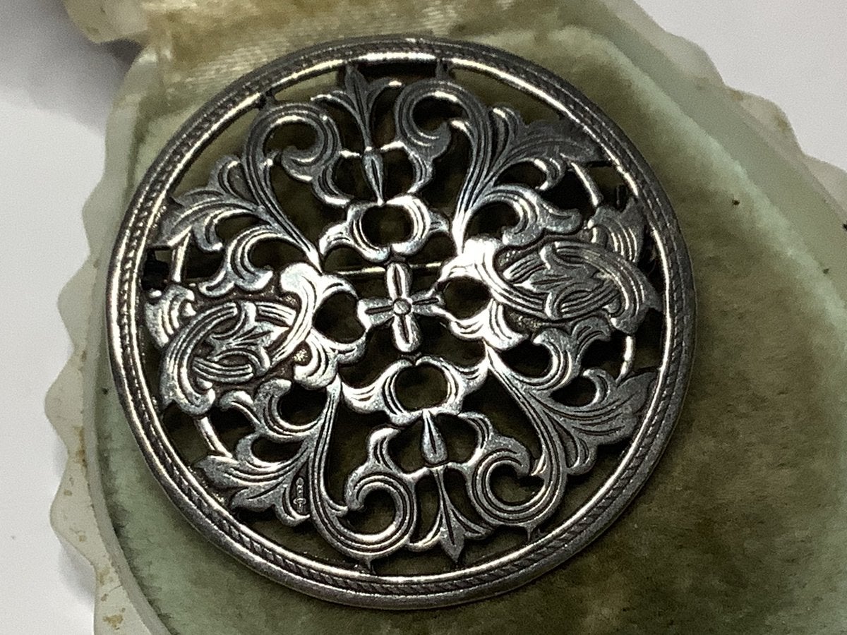 PRACHTIGE GEKEURD GEZAAGD ZILVEREN BROCHE MET BLOEM TAFEREEL, Verzenden, Zilver, Broche