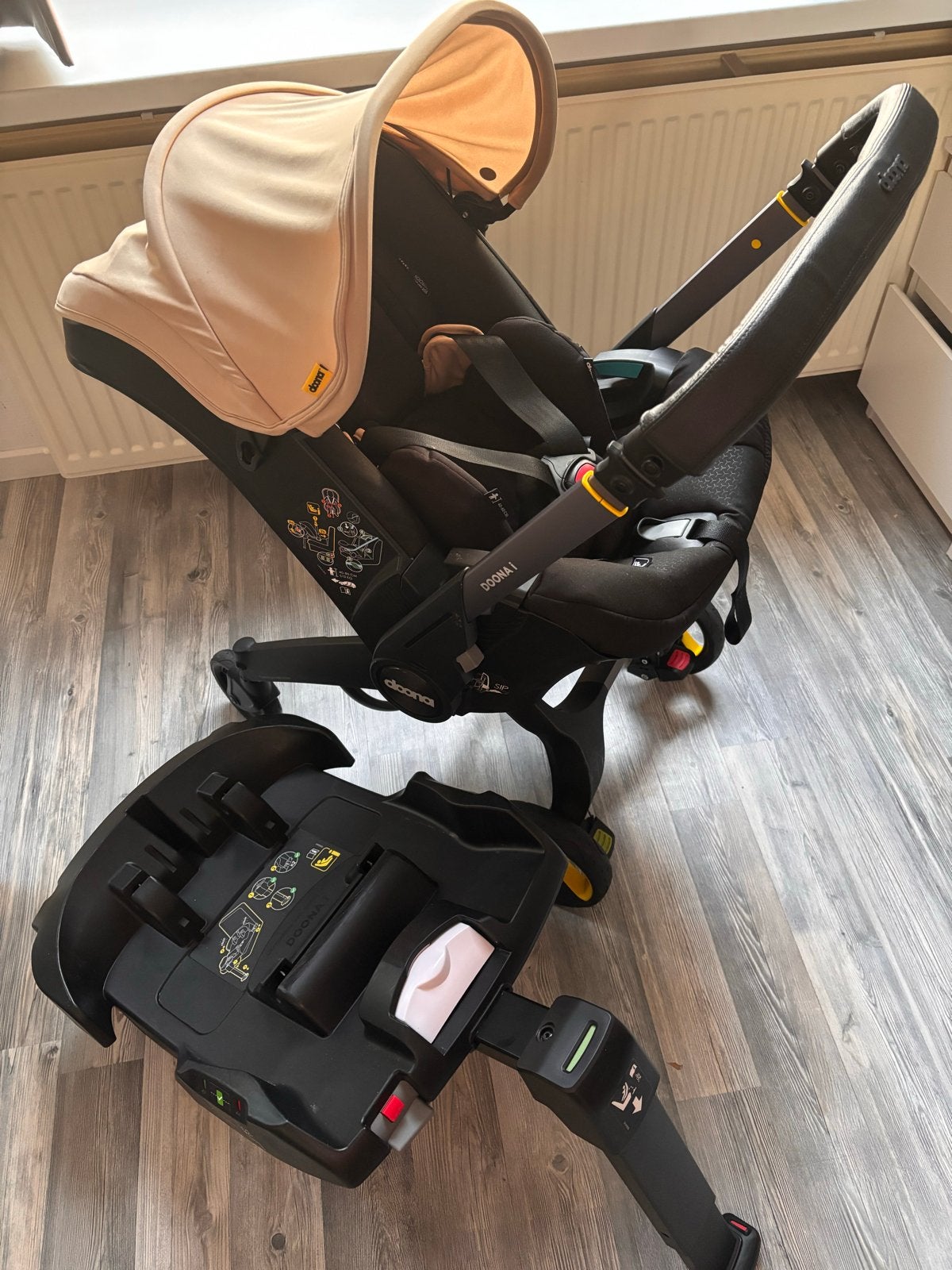 Doona i Autostoeltje met Isofix Base en Zonnescherm, Kinderen en Baby's, Autostoeltjes, Zo goed als nieuw, Isofix, 0 t/m 13 kg