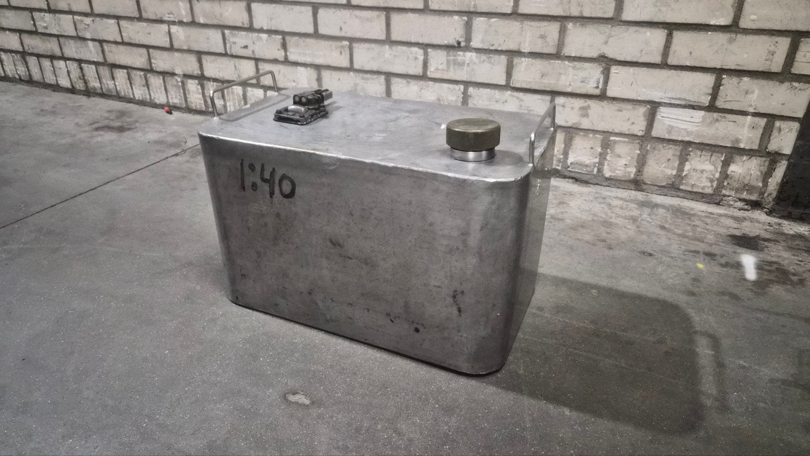 Nette RVS benzinetank, Ophalen