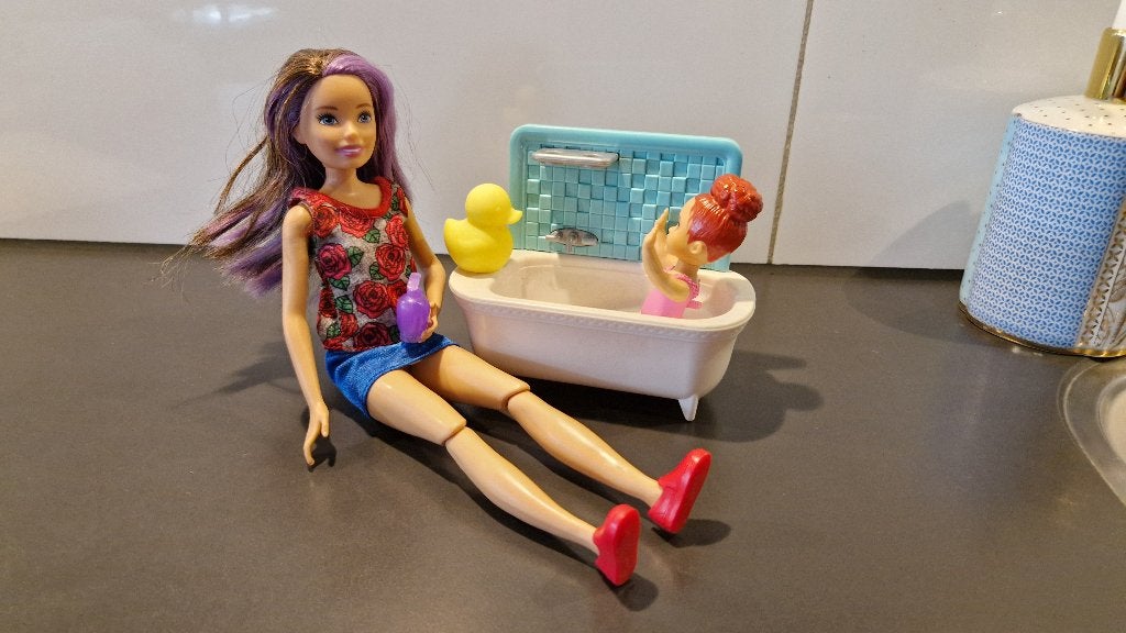 Barbie Skipper in bad met klein kind, Ophalen of Verzenden, Zo goed als nieuw, Barbie