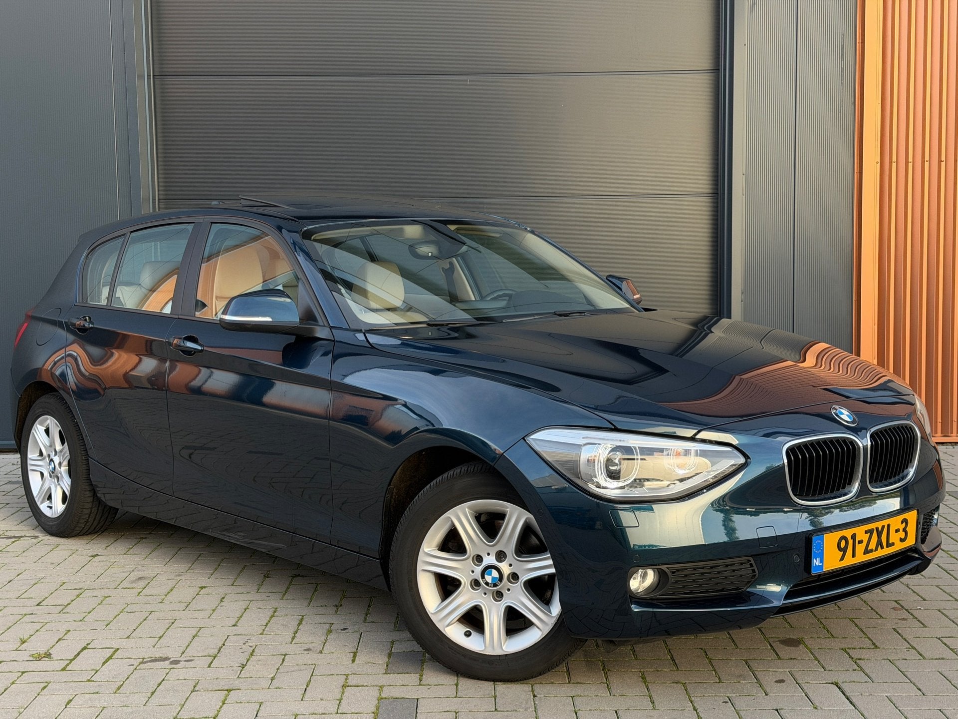 BMW 1-serie 118d Upgrade Edition|Dealer Onderhouden|Pano|Tre, Auto's, Achterwielaandrijving, Blauw, Leder en Stof, Origineel Nederlands