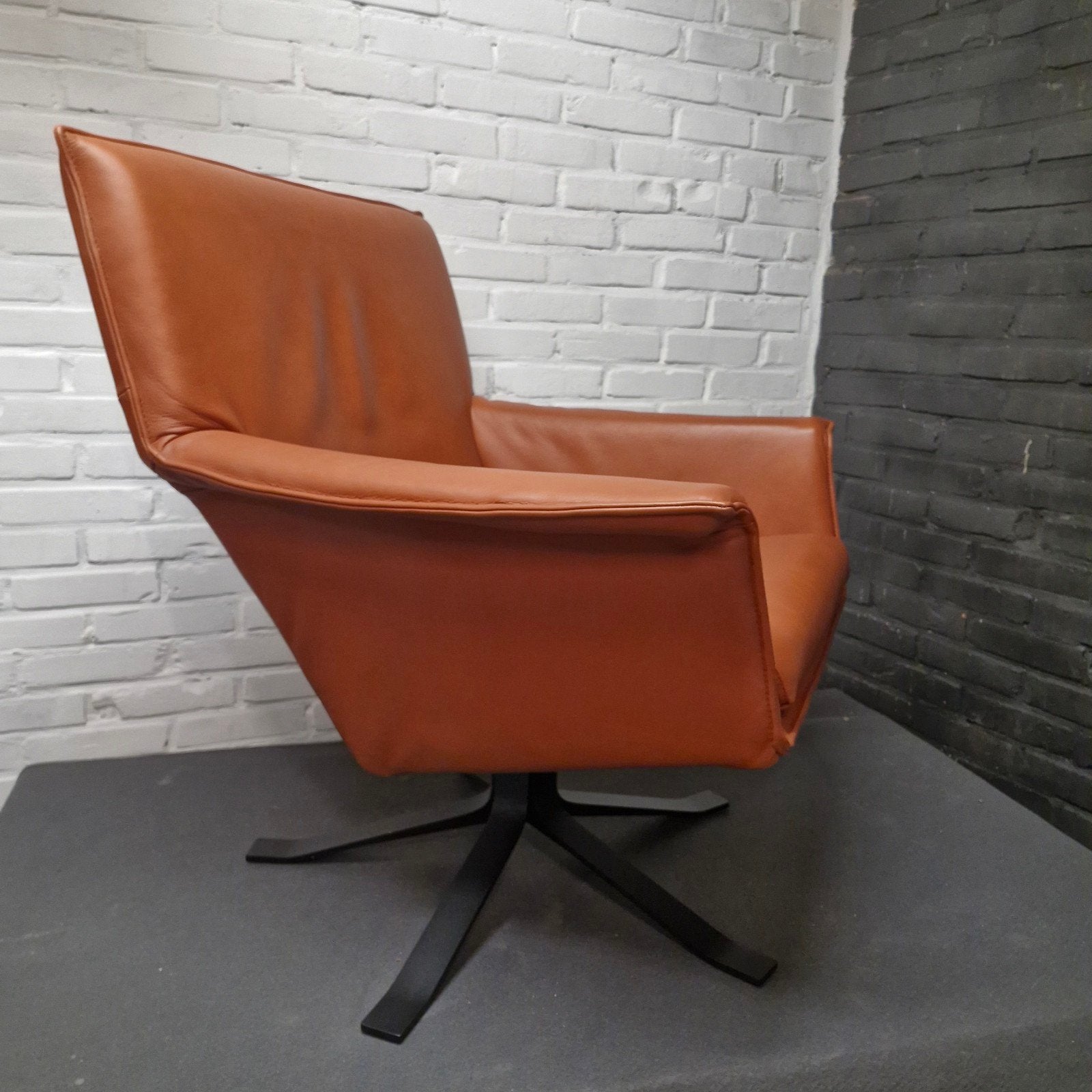 Design on Stock draai fauteuil model Djenne, Ophalen, Zo goed als nieuw, Leer