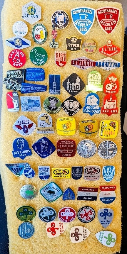 60 verschillende speld van Goes : bedrijven clubs etc etc, Ophalen of Verzenden, Gebruikt, Overige onderwerpen, Speldje of Pin