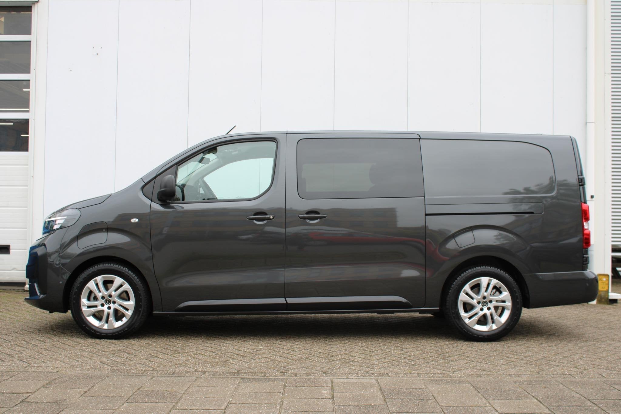 Opel Vivaro-e L3 DC 136 pk 75 kWh Parkeercamera / Navigatie, Auto's, 12 maanden, 136 pk, Origineel Nederlands, 75 kWh