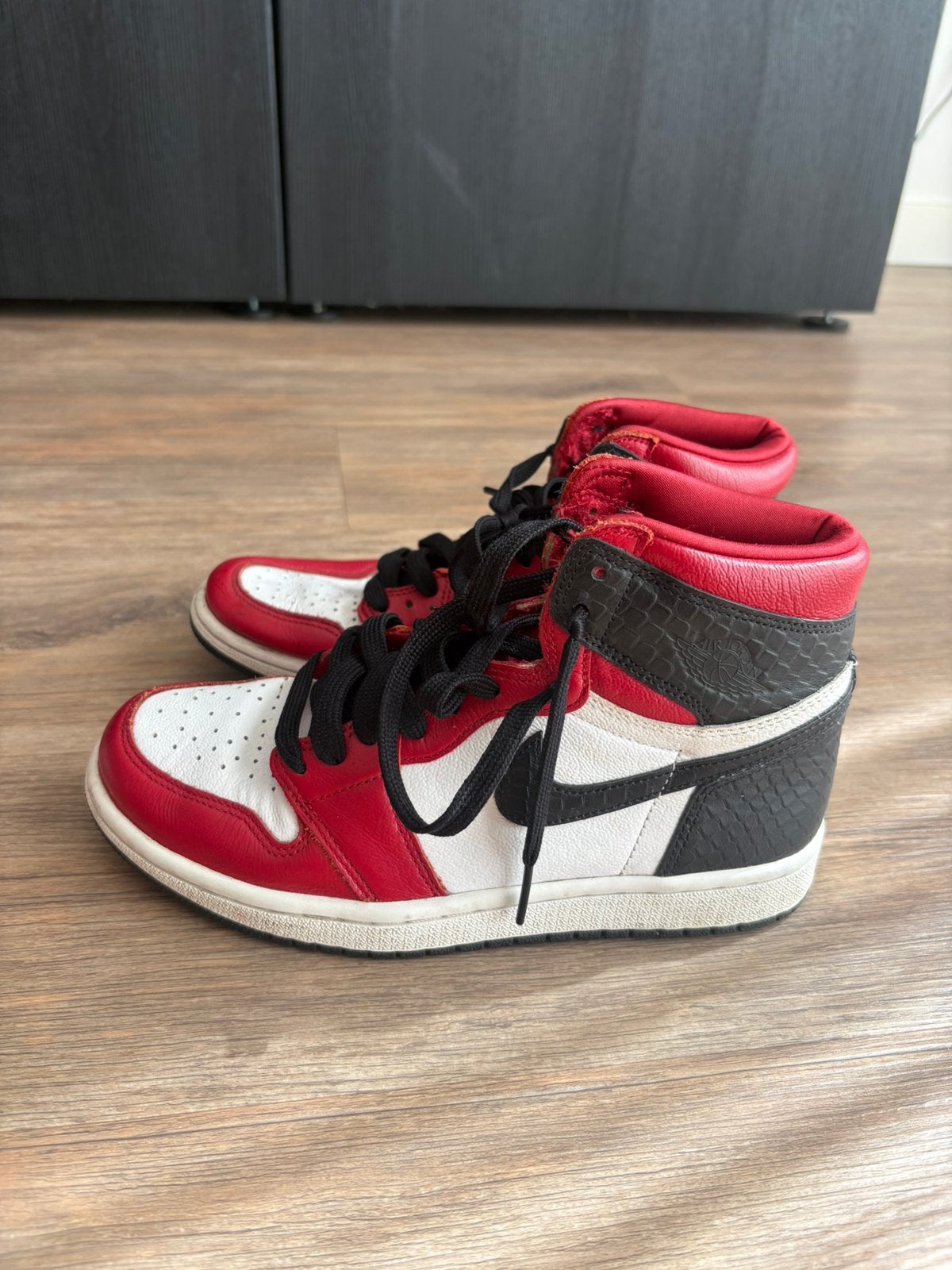 Air Jordan 1 Retro High Satin Snake Chicago, Ophalen of Verzenden, Zo goed als nieuw, Schoenen