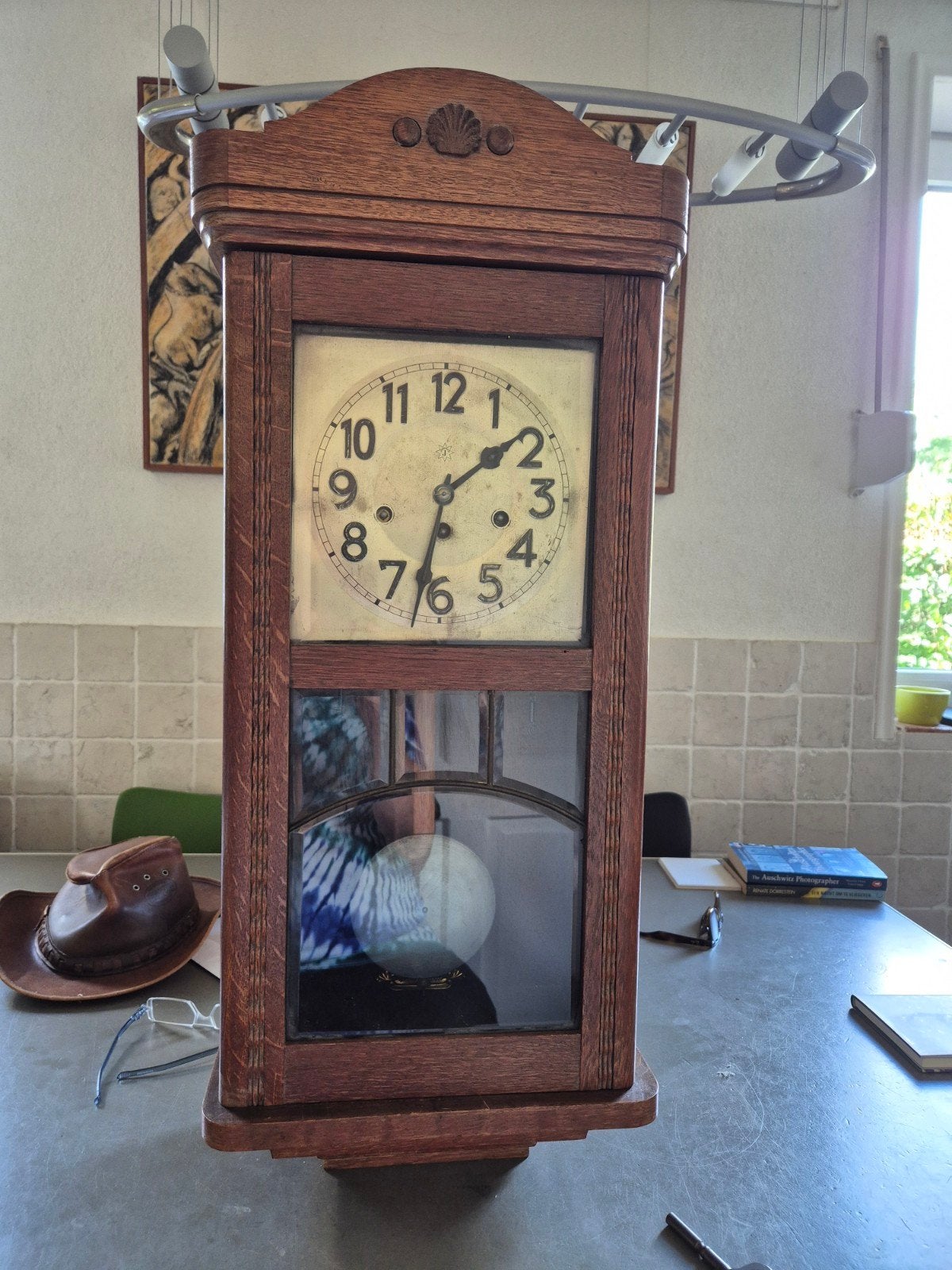 Antieke houten wandklok met slinger en sleutel, Ophalen