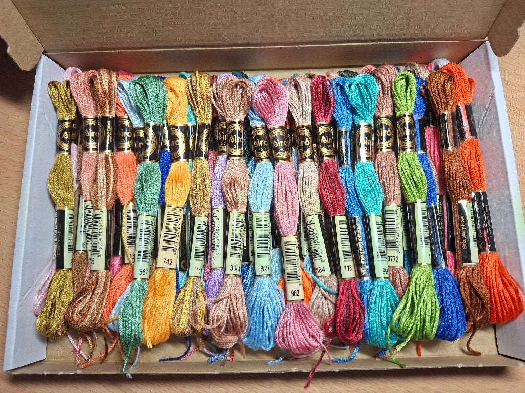 50 verschillende bosjes borduurgaren (01)., Hobby en Vrije tijd, Verzenden, Nieuw, Handborduren, Borduurgaren of Zijde