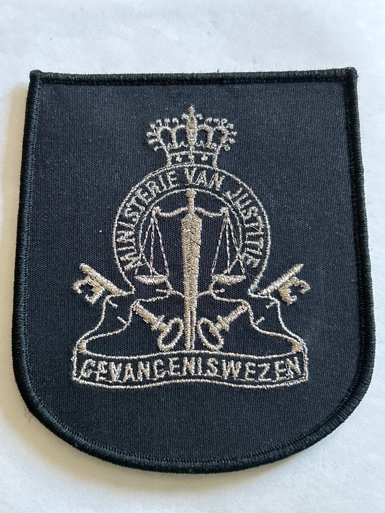 Vintage Uniform Embleem Gevangeniswezen  Minis. van Justitie, Verzenden, Landmacht, Nederland, Embleem of Badge
