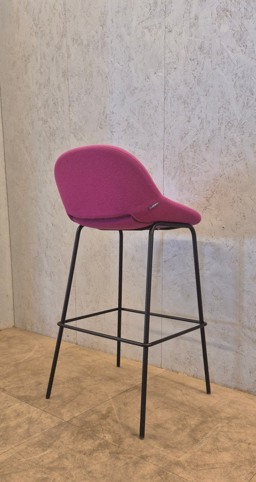 Artifort Beso barkruk roze Khodi Feiz, Ophalen, Met voetsteun, 60 tot 90 cm, Zo goed als nieuw