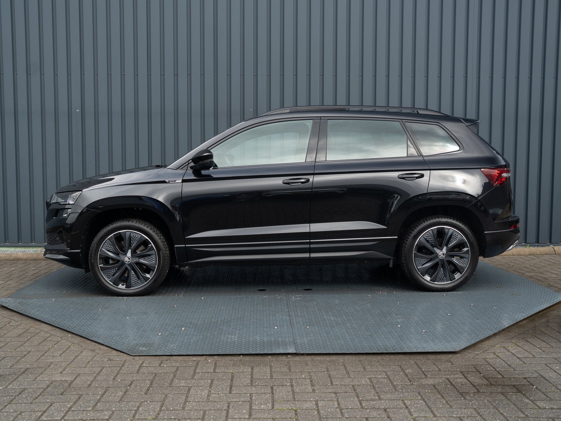 Skoda Karoq 1.5 TSI ACT Sportline Business | Pano | Trekhaak, Auto's, Voorwielaandrijving, Stof, 1299 kg, Zwart