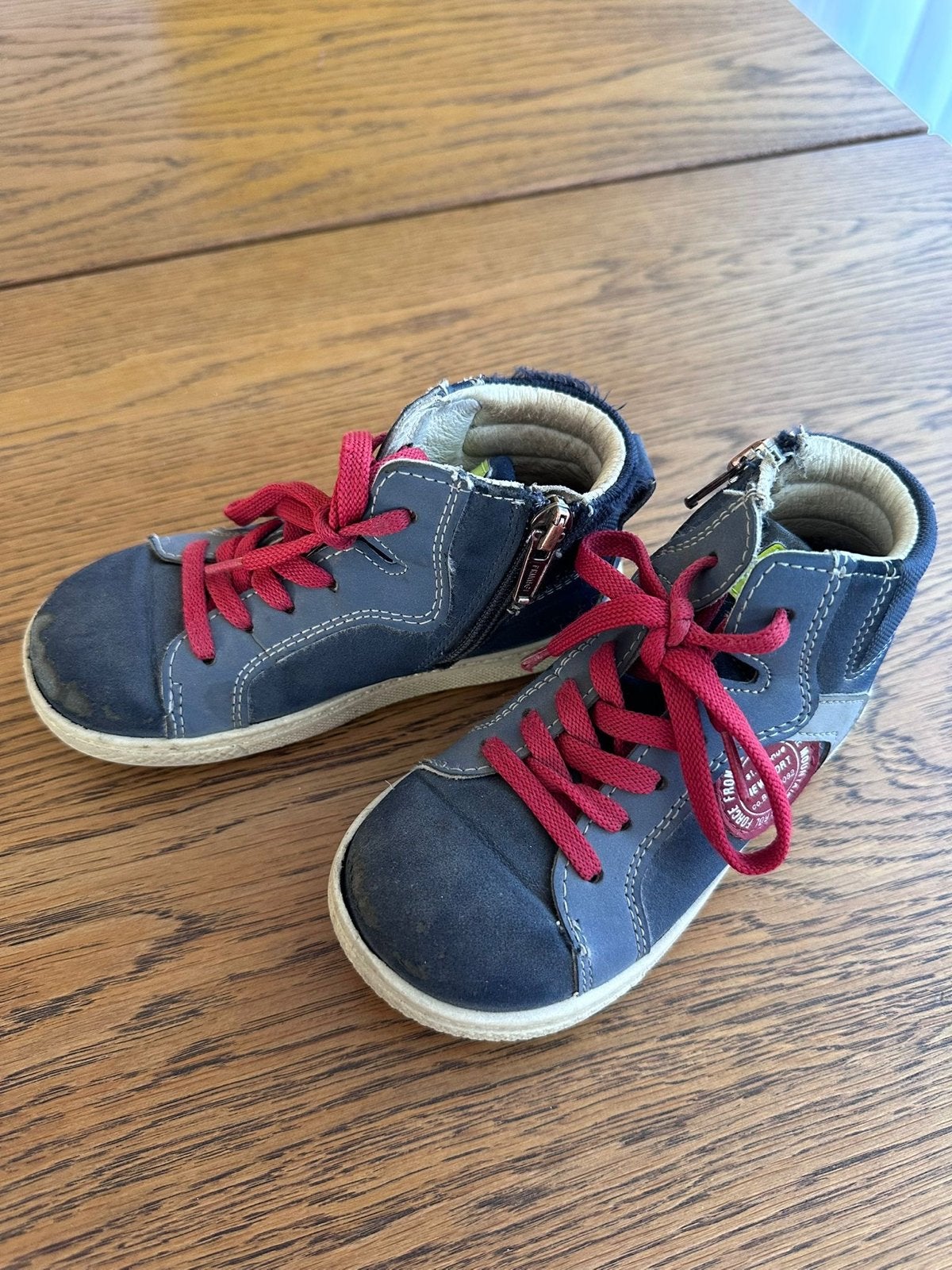 Primigi kinderschoenen met rode veters - maat 25, Ophalen, Gebruikt, Jongen of Meisje, Schoenen