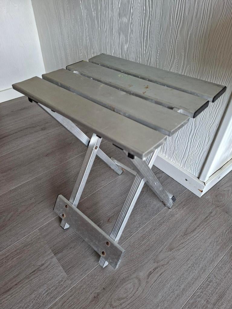 2 aluminium bijzettafeltjes / krukjes, Ophalen, Gebruikt
