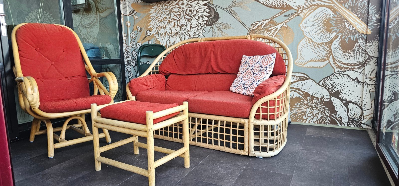 Gezellige rotan bistro set met rode kussens, Ophalen, Rotan, 3 zitplaatsen, Loungeset