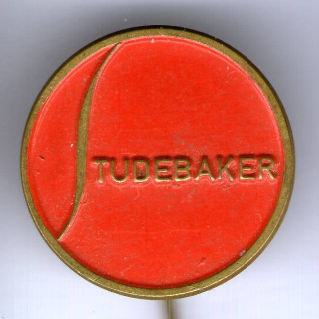 STUDEBAKER rood op koper auto speldje 18 mm ( D_058 ), Verzamelen, Verzenden, Zo goed als nieuw, Transport, Speldje of Pin