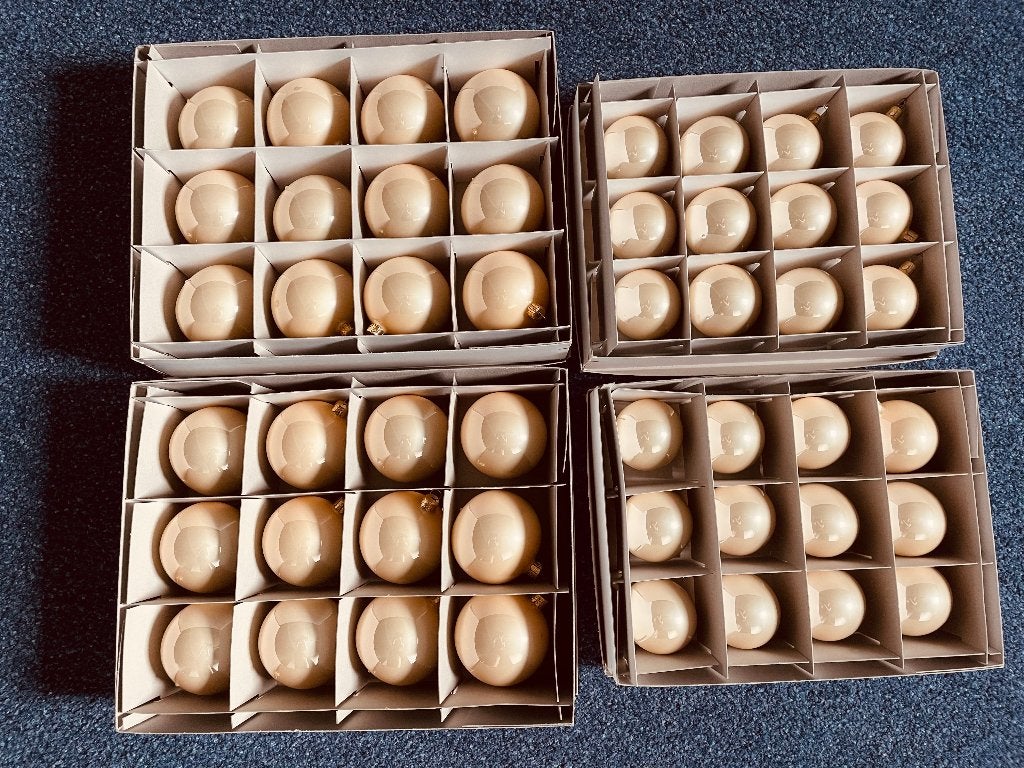 Kerstballen, 48 stuks in dozen. Champagnekleurig, Ophalen of Verzenden, Zo goed als nieuw