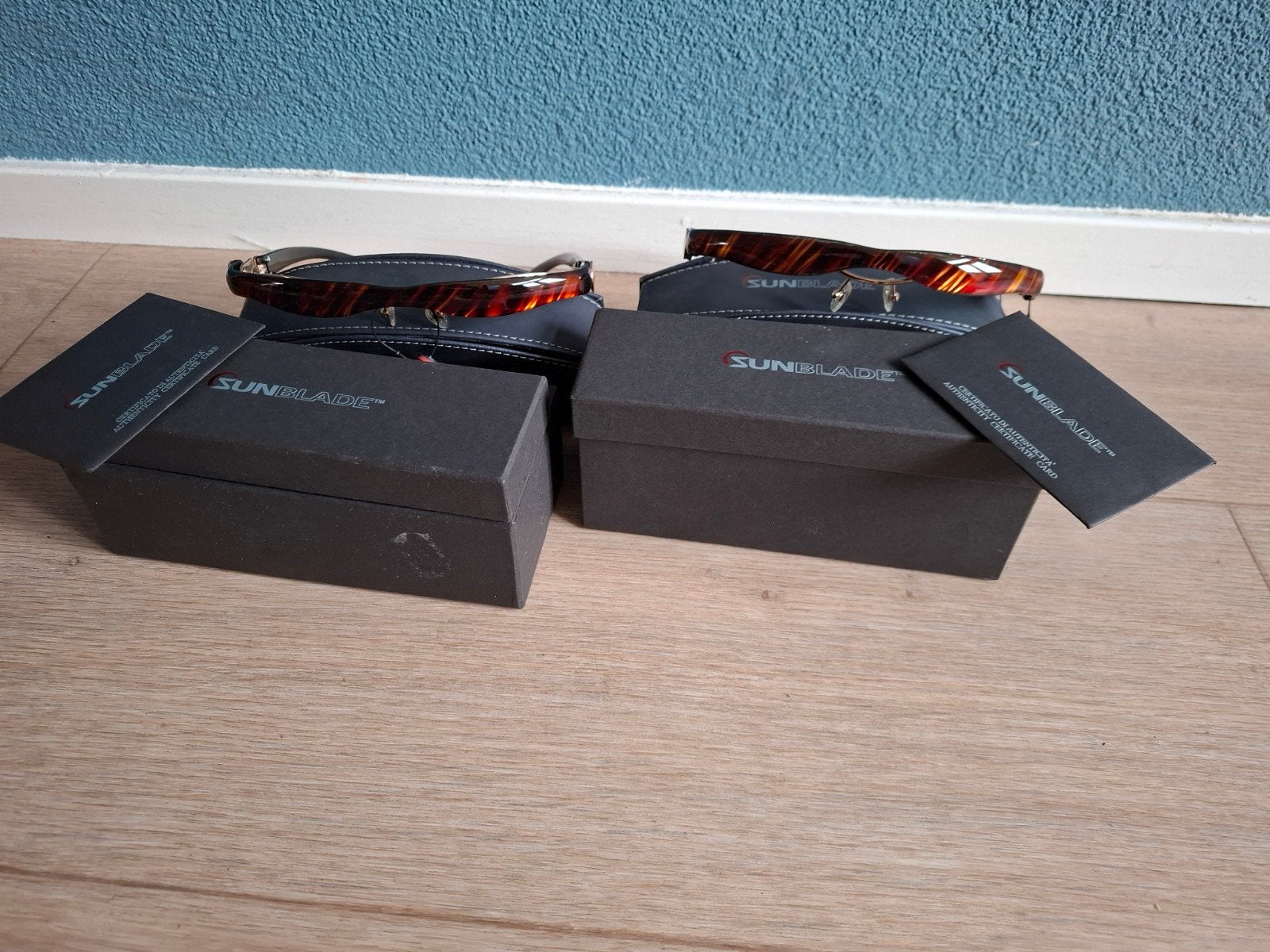 2 Nieuwe Sunblade Zonnebrillen met Brillenkokers, Ophalen of Verzenden, Nieuw, Zonnebril, Overige merken
