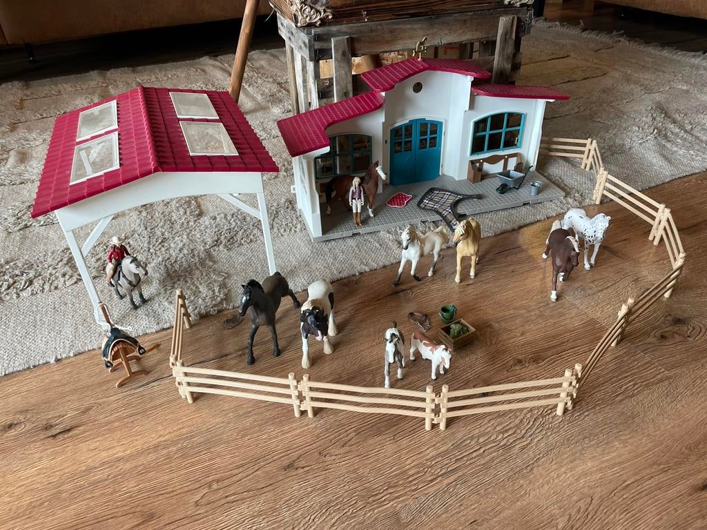 Grote Schleich Paardenset: Stal, 10 Paarden & Accessoires, Ophalen of Verzenden, Gebruikt