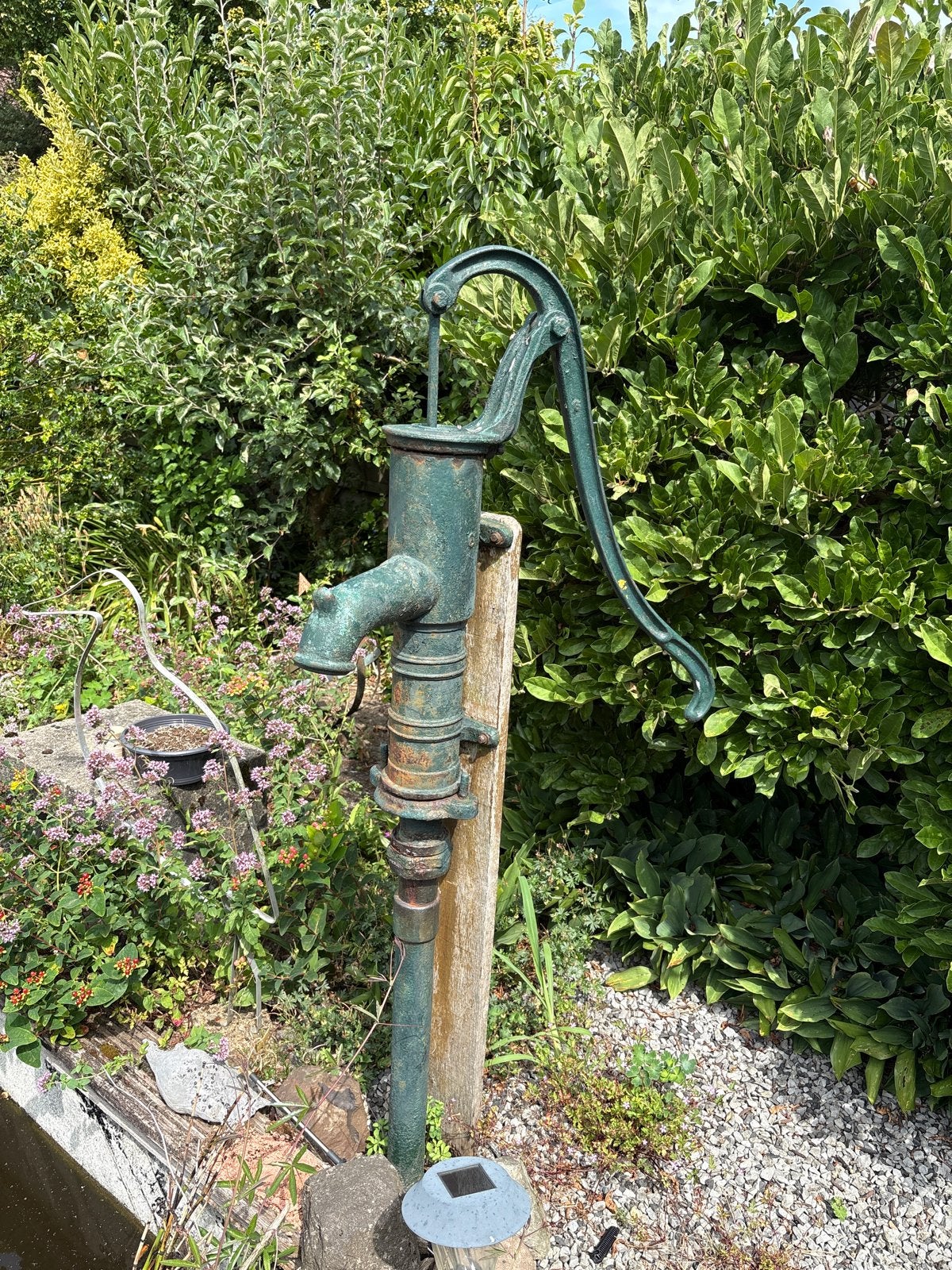 Antieke gietijzeren handwaterpomp, Ophalen