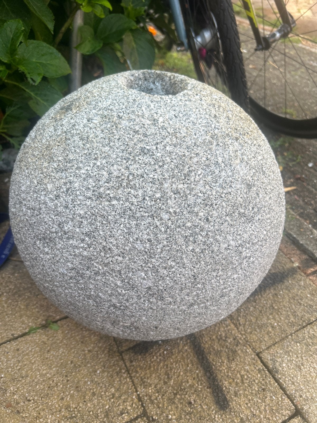 Decoratieve granieten bol met gat, Tuin en Terras, Tuinbeelden, Verzenden, Gebruikt, Steen, Abstract beeld