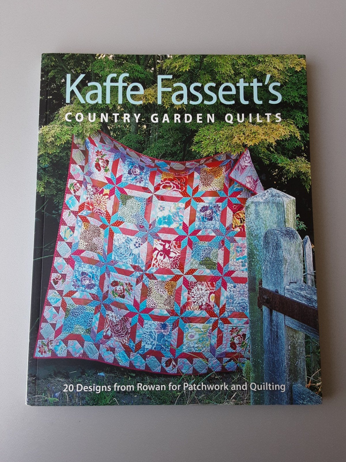 Kaffe Fassett - Country garden quilts - patchwork quilting, Ophalen of Verzenden, Zo goed als nieuw, Borduren en Naaien