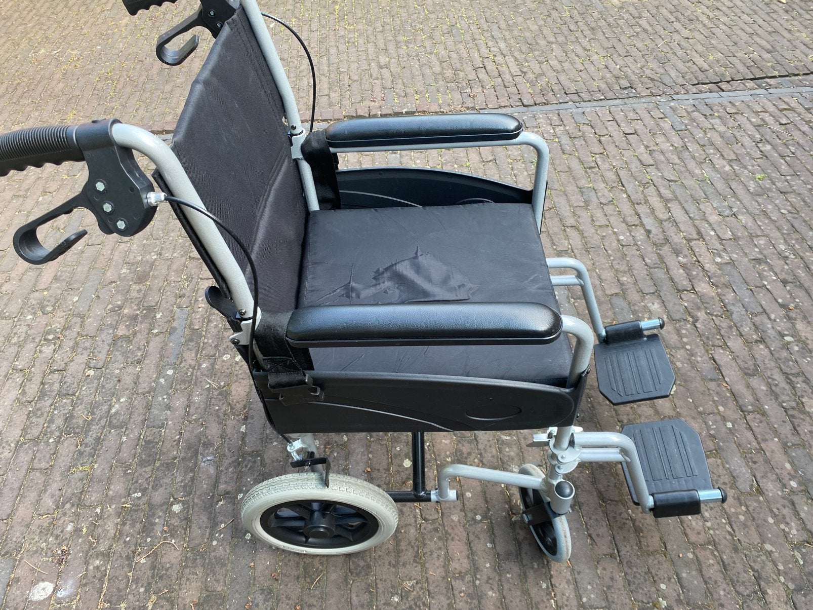 Nette opvouwbare rolstoel, Ophalen, Zo goed als nieuw, Duwrolstoel