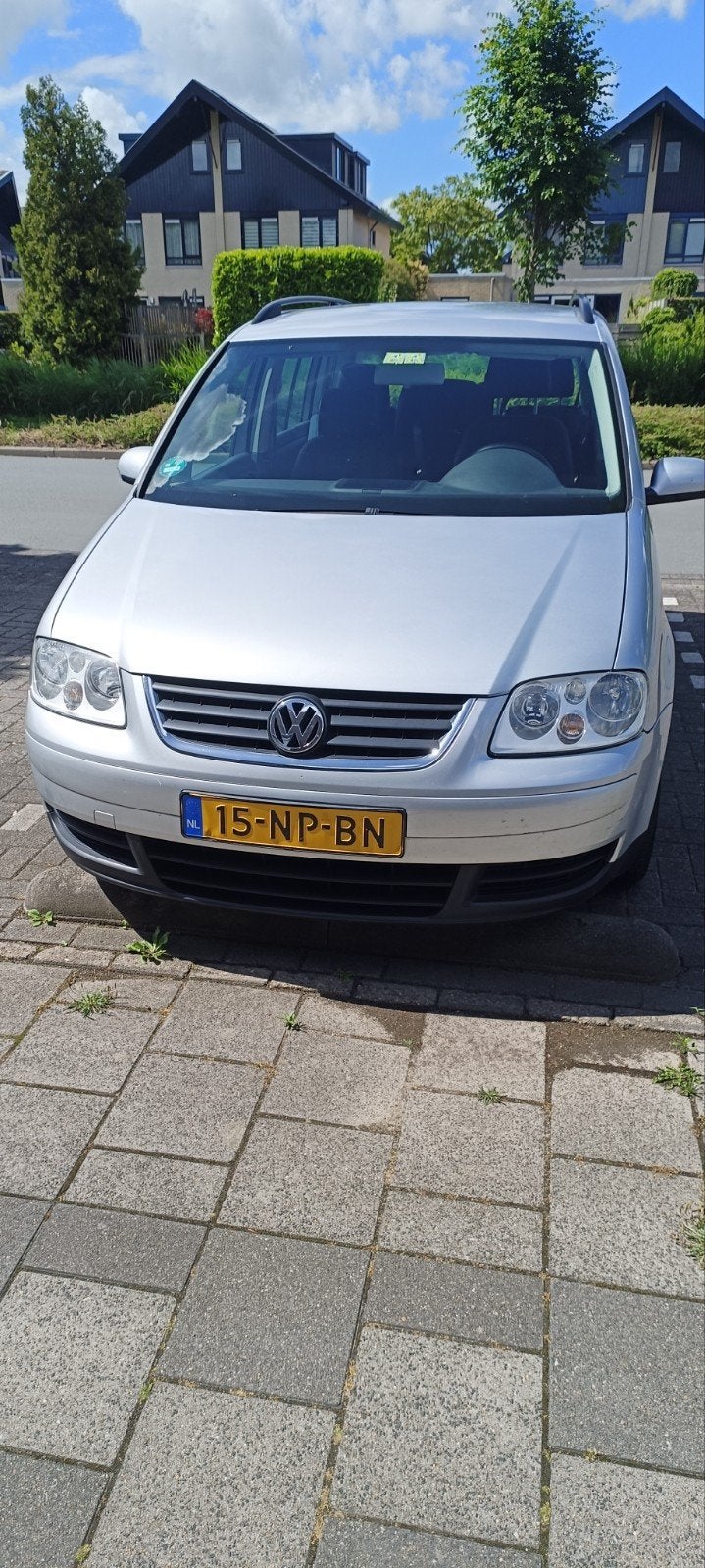 Volkswagen Touran 1.6 | 2004 | Airco | Trekhaak | Cruise Con, Auto's, Stof, Origineel Nederlands, 75 €/maand, Handgeschakeld