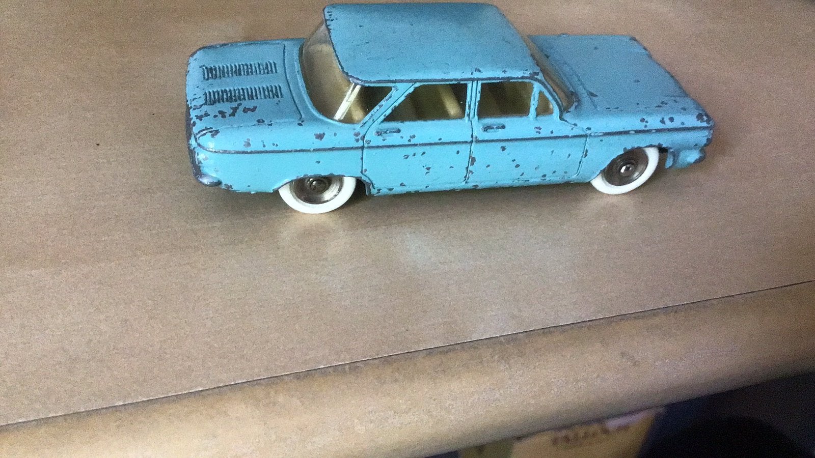 DINKY TOYS CHEVROLET CORVAIR BERUCHT DOOR MOTOR ACHTERIN, Ophalen of Verzenden, Zo goed als nieuw, Auto, Dinky Toys