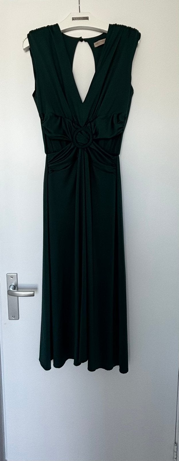 Donkergroene maxi jurk met ringdetail rinascimento, Maat 38/40 (M), Ophalen of Verzenden, Zo goed als nieuw, Onder de knie