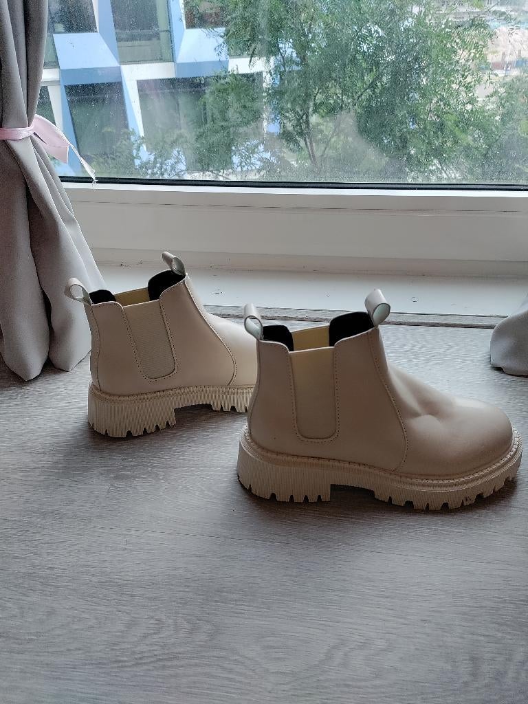 Boots cream never used size 40, Ophalen of Verzenden, Nieuw, Beige