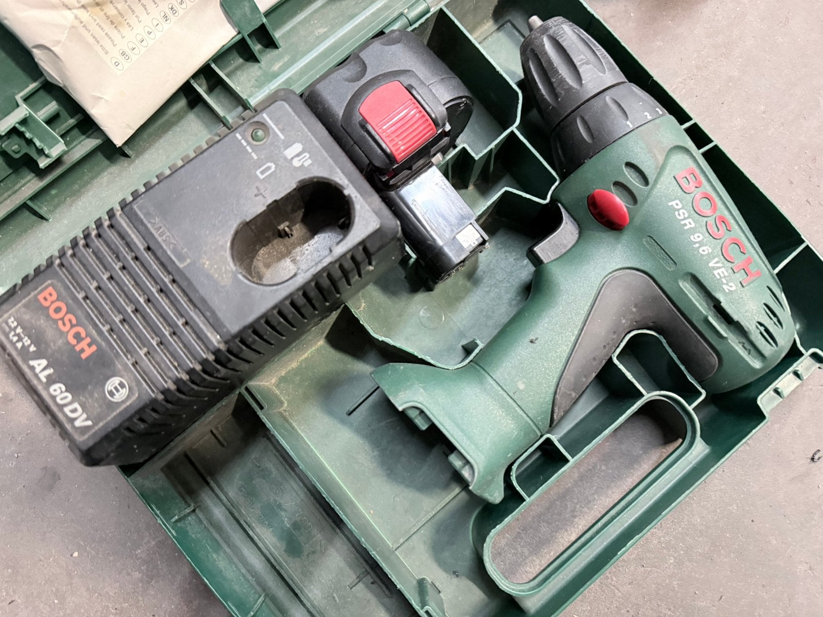 Bosch PSR 9,6 VE-2 AL 60 DV kapot accu boormachine, Boormachine, Gebruikt, Variabele snelheid, Ophalen of Verzenden