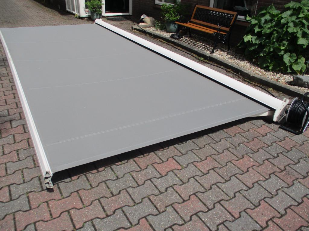 elektrisch knikarmzonnescherm 5.50 m.breed uitval 2.50 m., Tuin en Terras, Gebruikt, 450 cm of meer, Elektrisch, Ophalen of Verzenden