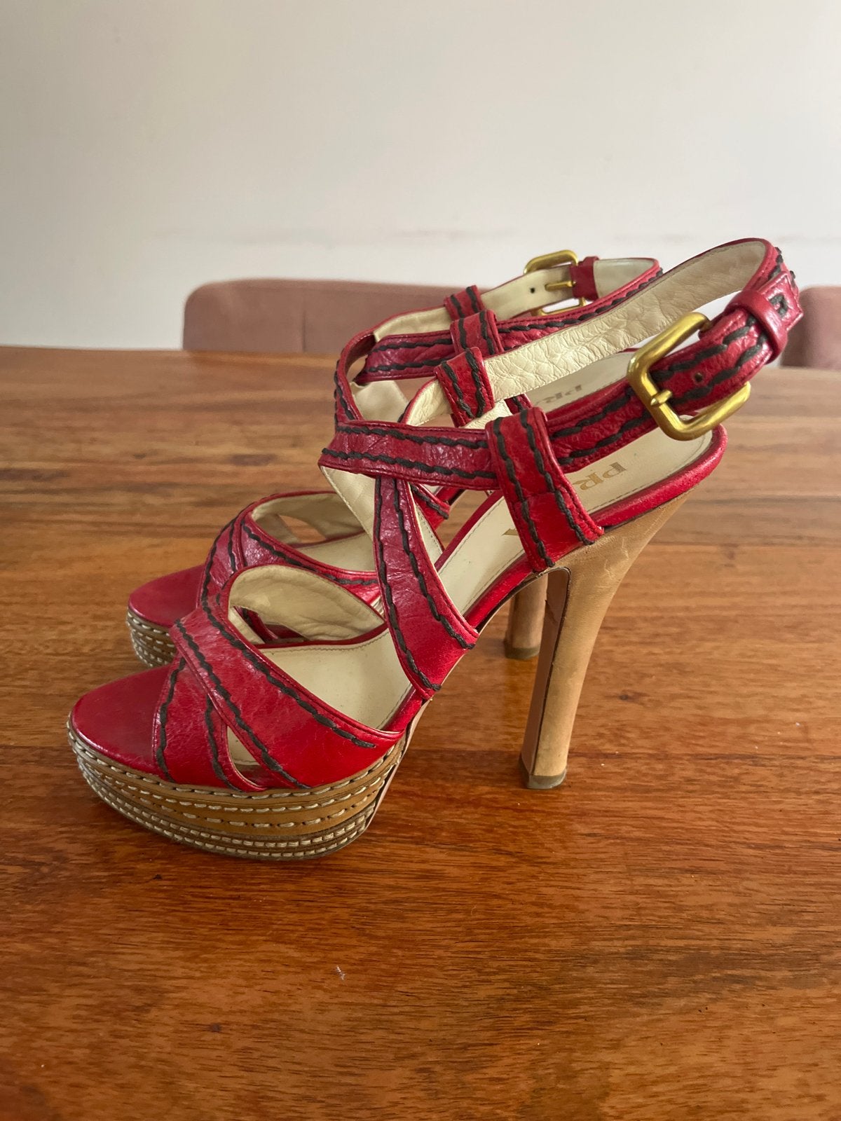 Prada rode sandalen met hak, maat 39, Kleding | Dames, Prada, Gedragen, Rood, Sandalen of Muiltjes