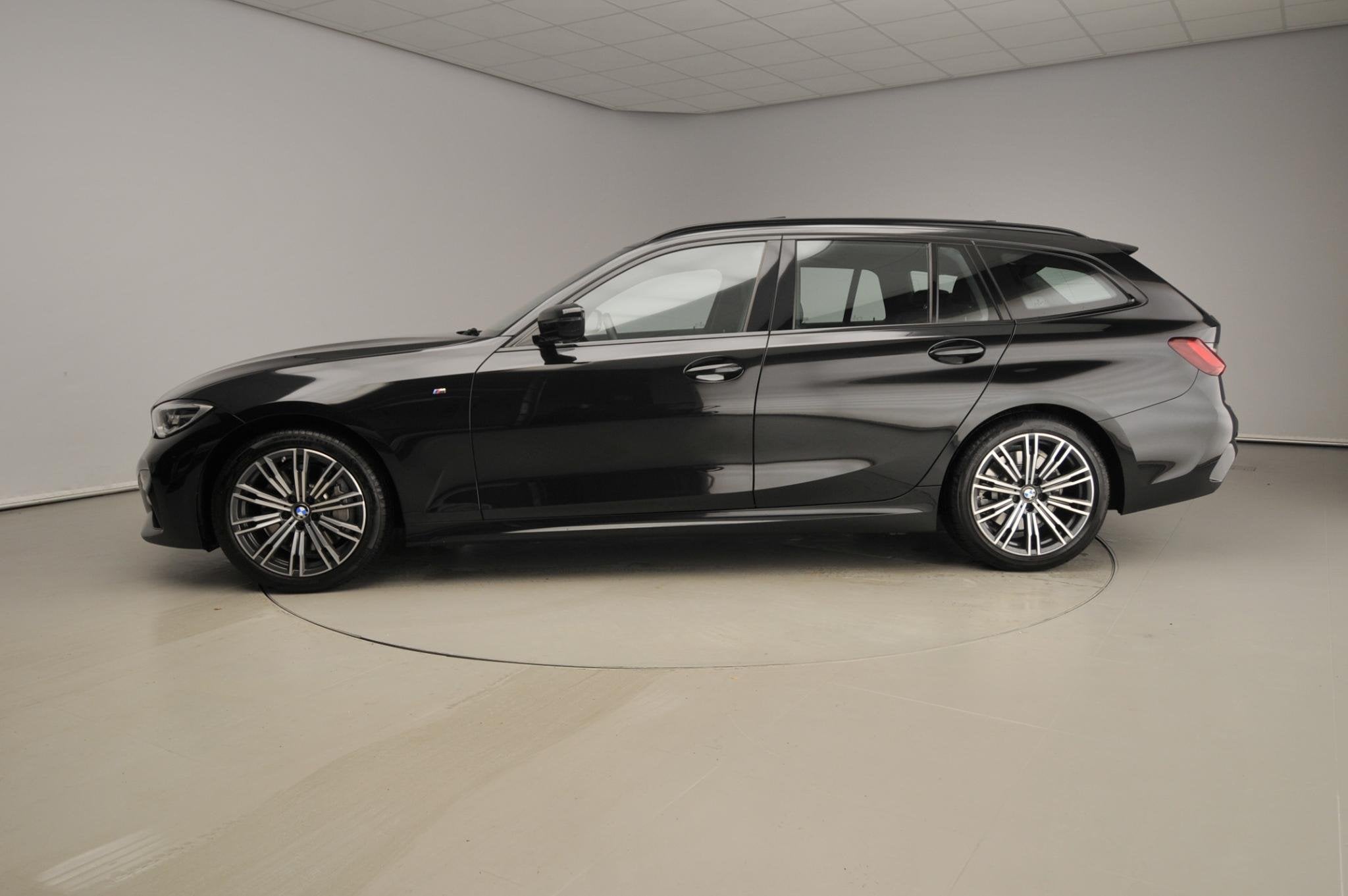 BMW 3 Serie Touring 330i xDrive | M-Sportpakket | LED | Lede, Automaat, 4 cilinders, Zwart, Vierwielaandrijving
