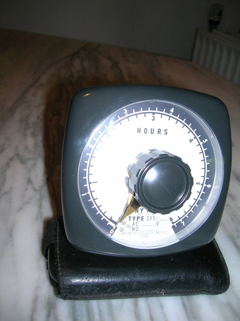 Nieuwe precisie timer Omron motor aangedreven 3 uitgangen, Ophalen of Verzenden, Nieuw