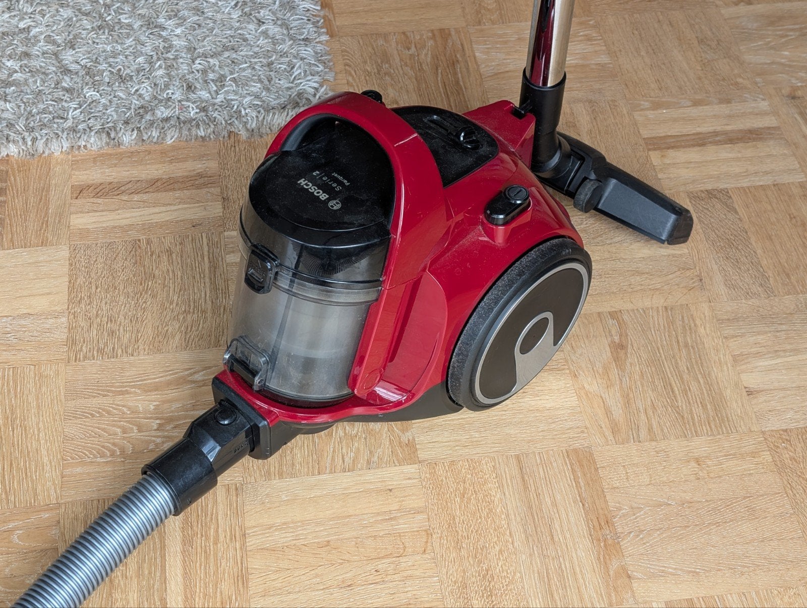 Bosch Serie 2 Bagless Stofzuiger - met garantie, Witgoed en Apparatuur, Bosch, Ophalen of Verzenden, Zo goed als nieuw, Sledestofzuiger