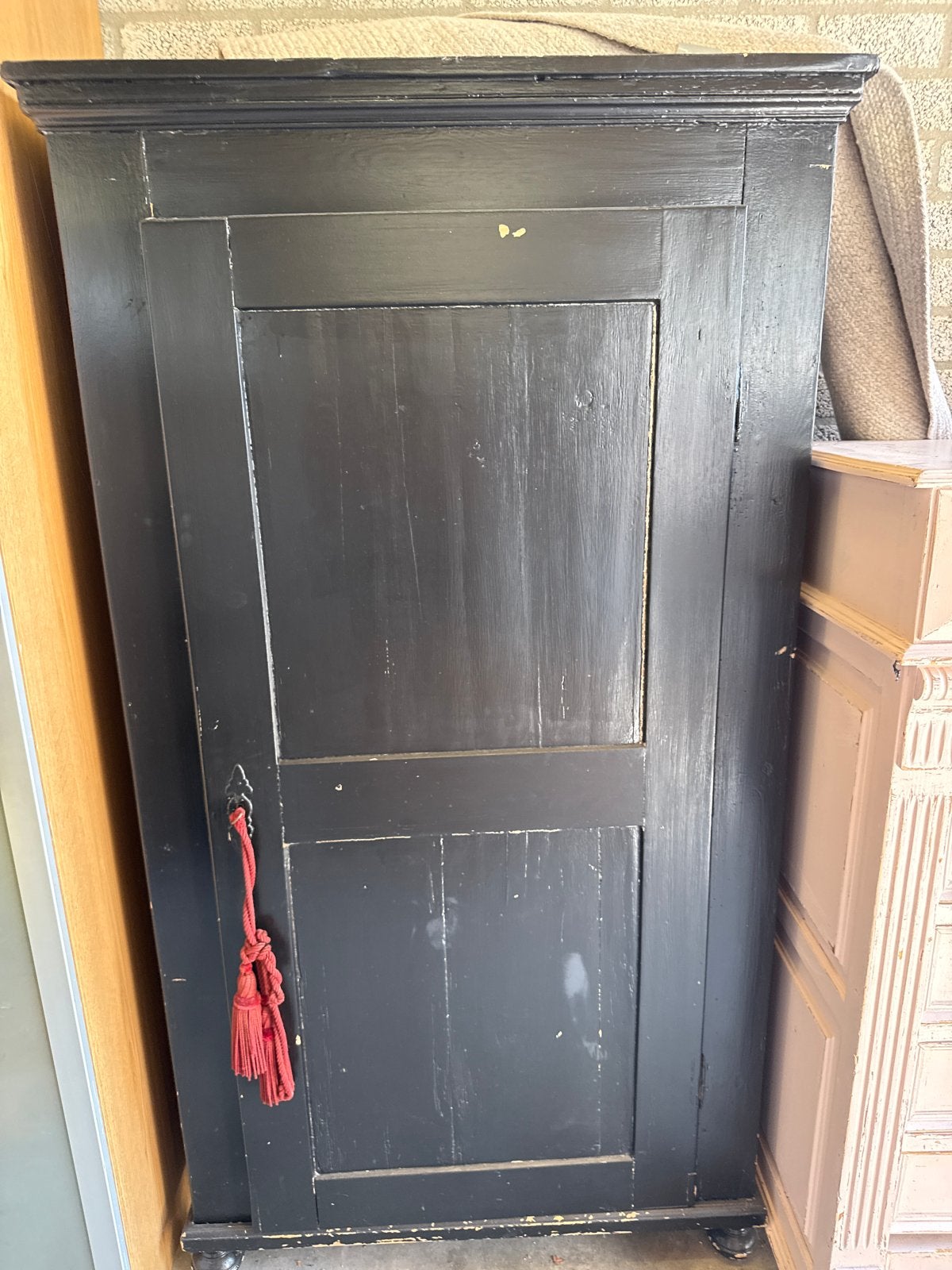 Antieke zwarte kast met planken, Ophalen