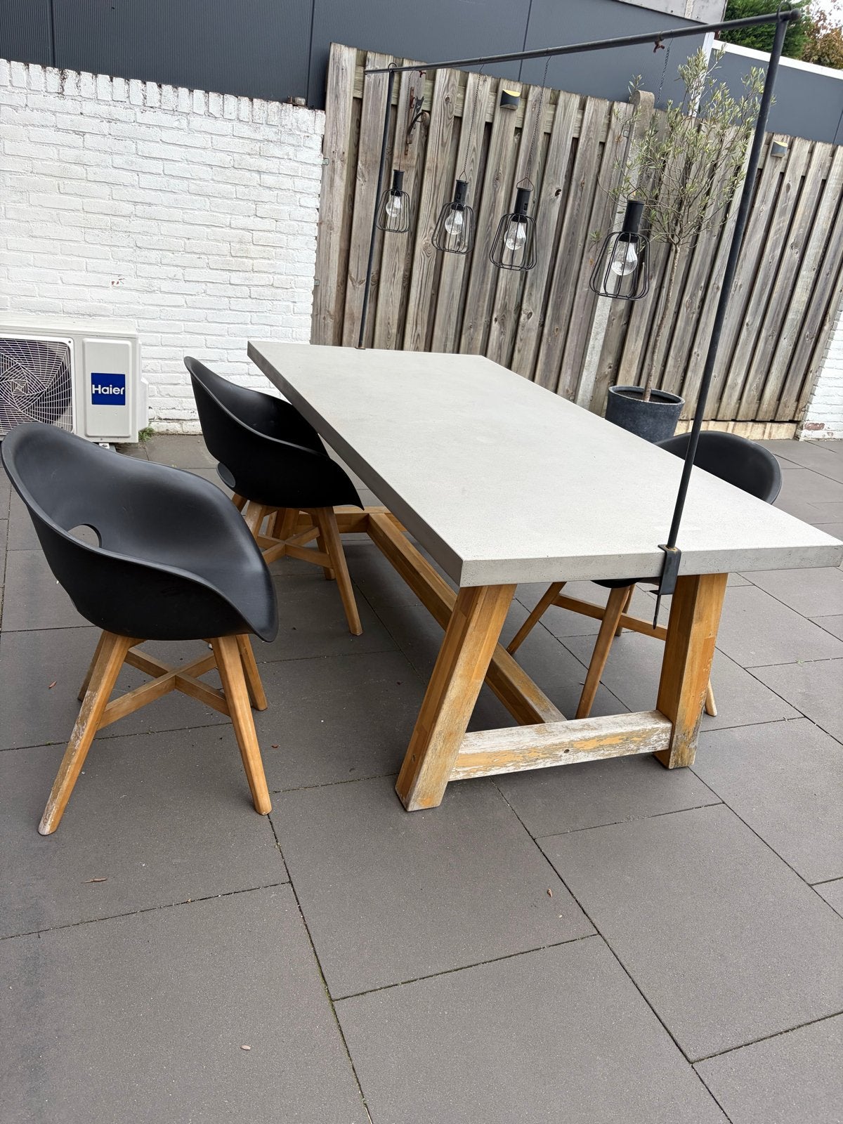 Robuuste tuintafel met betonnen blad en houten onderstel, Ophalen of Verzenden, Gebruikt, Rechthoekig, Hout