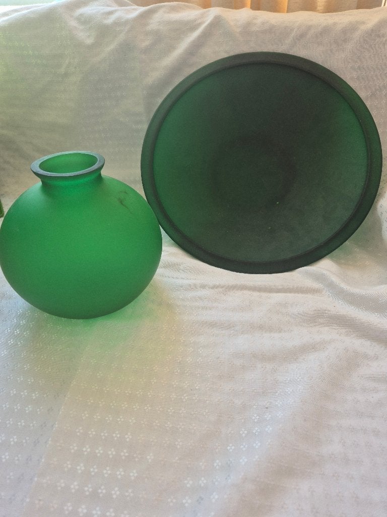 Twee voorwerpen van matgroen (frosted/satin) glas., Ophalen, Schaal, Rond, Glas