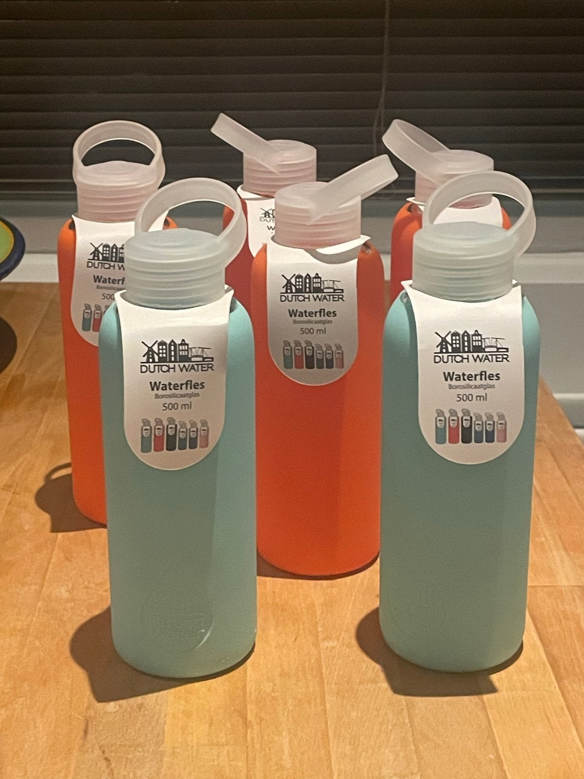 NIEUW- Set van 6 nieuwe Dutchwater borosilicaat waterflessen, Huis en Inrichting, Nieuw, Ophalen of Verzenden, Meerkleurig, Overige merken