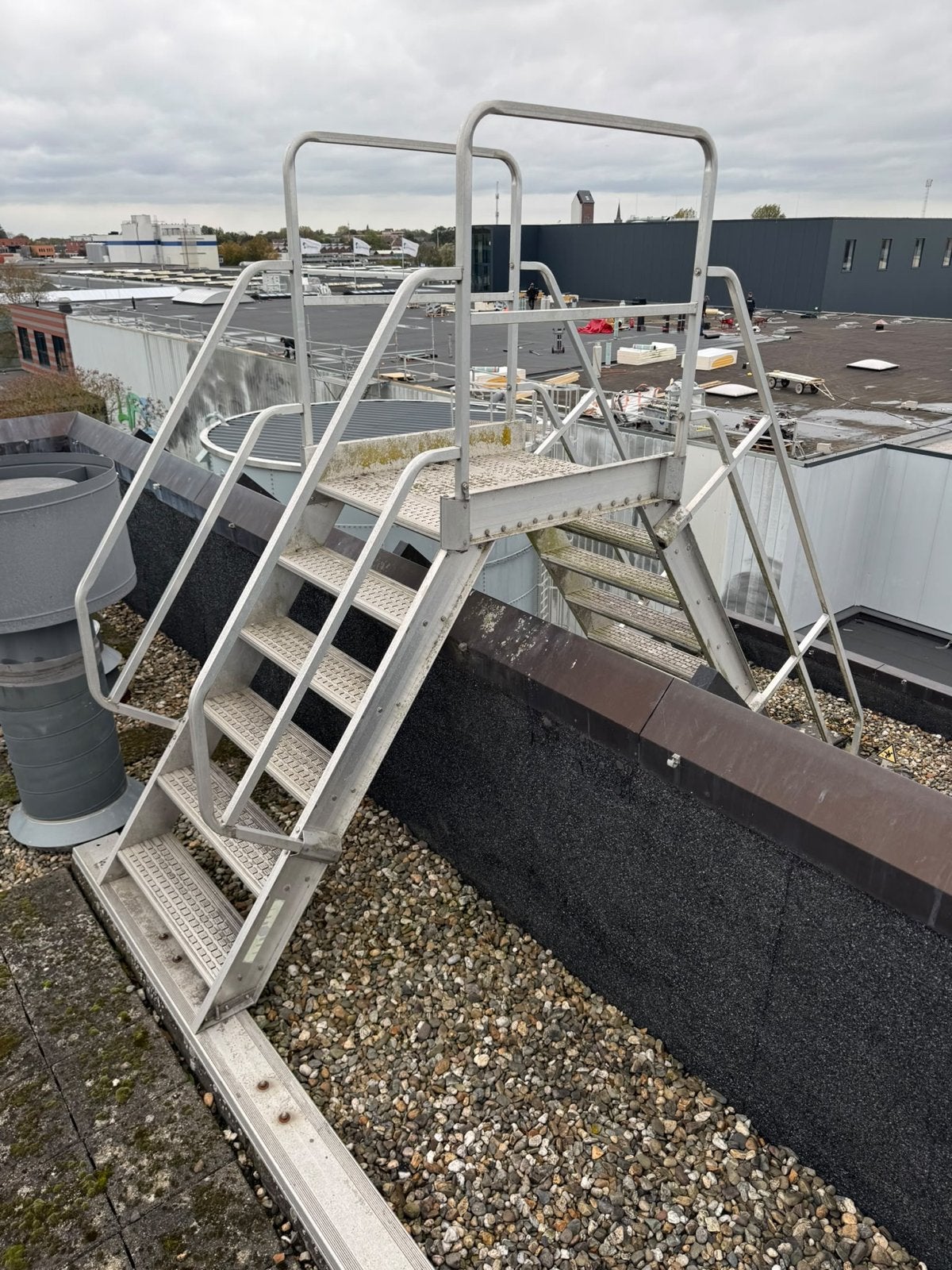 2x Aluminium overstaptrap met bordes - industriële daktrap, Ophalen, Gebruikt, Trap, Nvt
