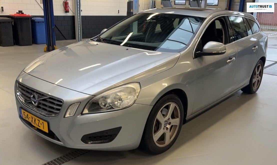 Volvo V60 1.6 T3 Momentum | TRKHAAK | PDC | CRUISE | SCHUIFD, Auto's, Voorwielaandrijving, Gebruikt, 4 cilinders, 150 pk