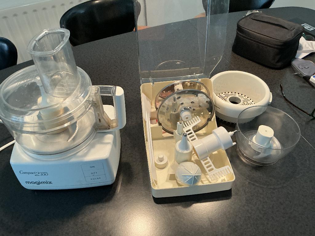 Magimix keukenmachine 2100, 1 tot 2 liter, Ophalen, Gebruikt, 3 snelheden of meer