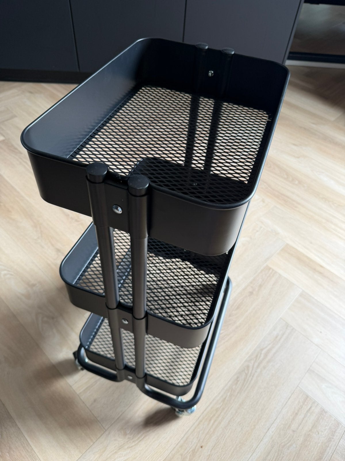 IKEA RÅSKOG roltafel met NORRÅVA bamboe deksel – zwart, Ophalen, Zo goed als nieuw