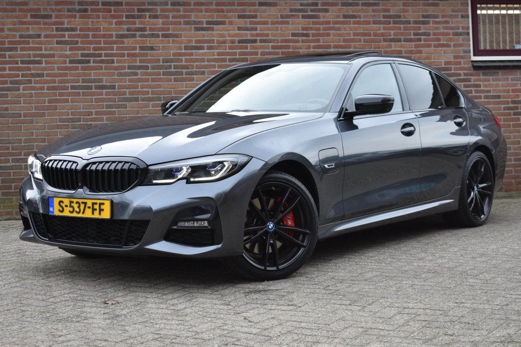 BMW 3-serie 330e xDrive High Executive '22 SOH 94,6% Leder M, Auto's, BMW, 1998 cc, Gebruikt, 4 cilinders, 1795 kg