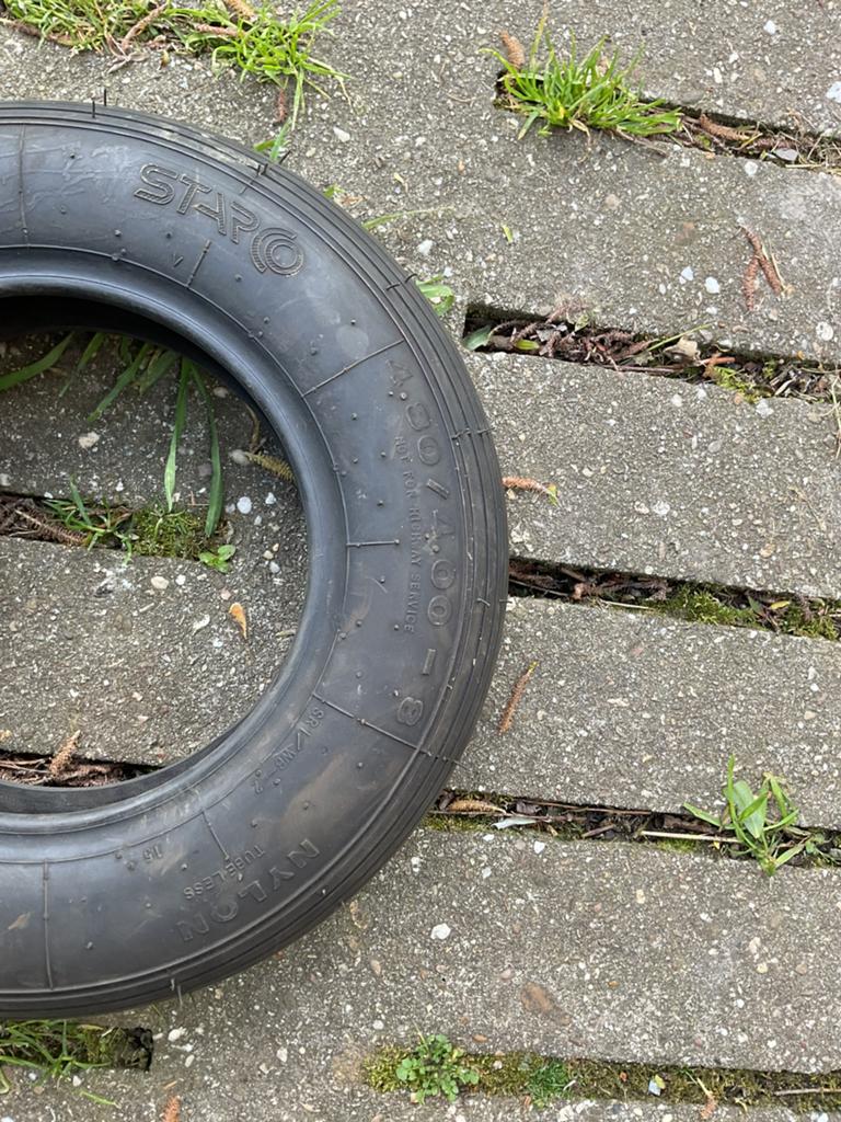 1 nieuwe en 1 gebruikte kruiwagen as met nieuwe band., Tuin en Terras, Kruiwagens, Ophalen, Zo goed als nieuw