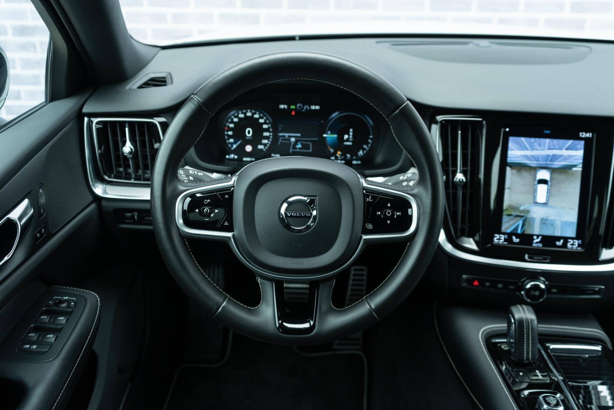 Foto 3 van Volvo V60 2.0 T6 Recharge AWD R-Design | Trekhaak | Adaptiev