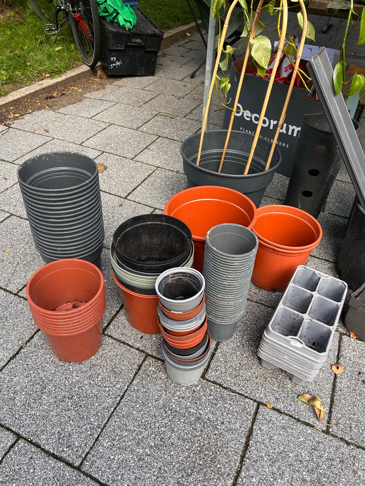 Diverse kunsttof bloempotten en plantenbakken, 25 tot 40 cm, Kunststof, Gebruikt, Rond